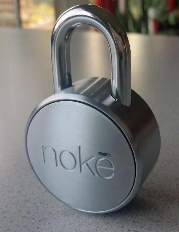 The Noke padlock offers a Bluetooth connection range adjustable between 5 in (12 cm) and 6 ft (1.8 m)