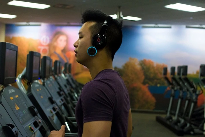 Beats headphones at the gym, minus cable clutter thanks to the Spiro X1
