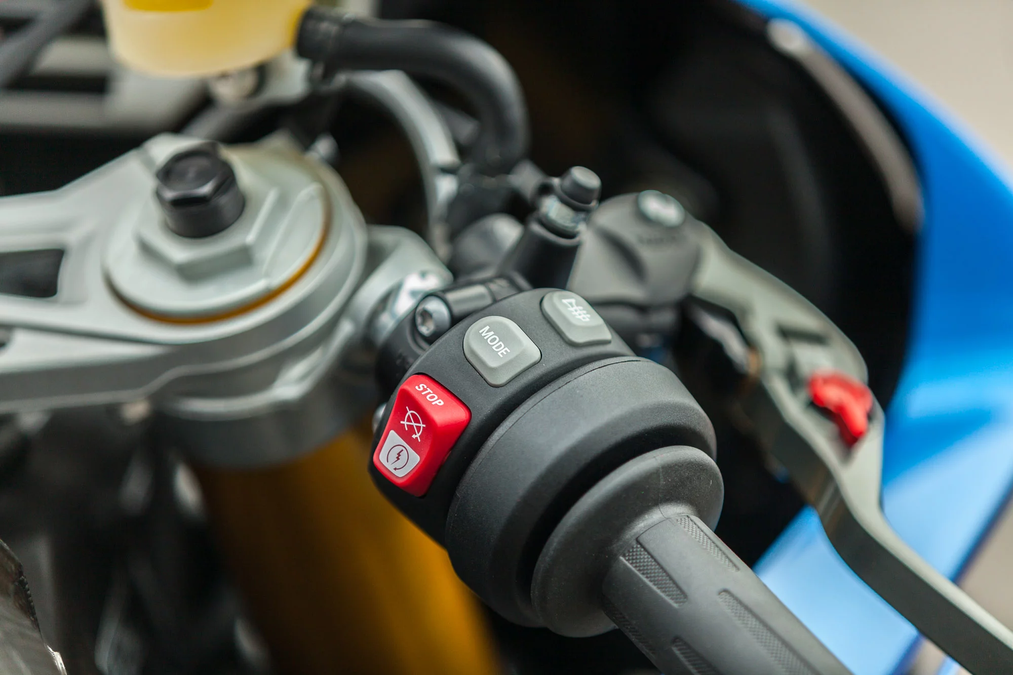 2015 BMW S1000RR – the switchgear is festooned with buttons, but most curious is the heated handgrip switch, a first on a superbike. (Photo: Chris Blain/Gizmag.com)