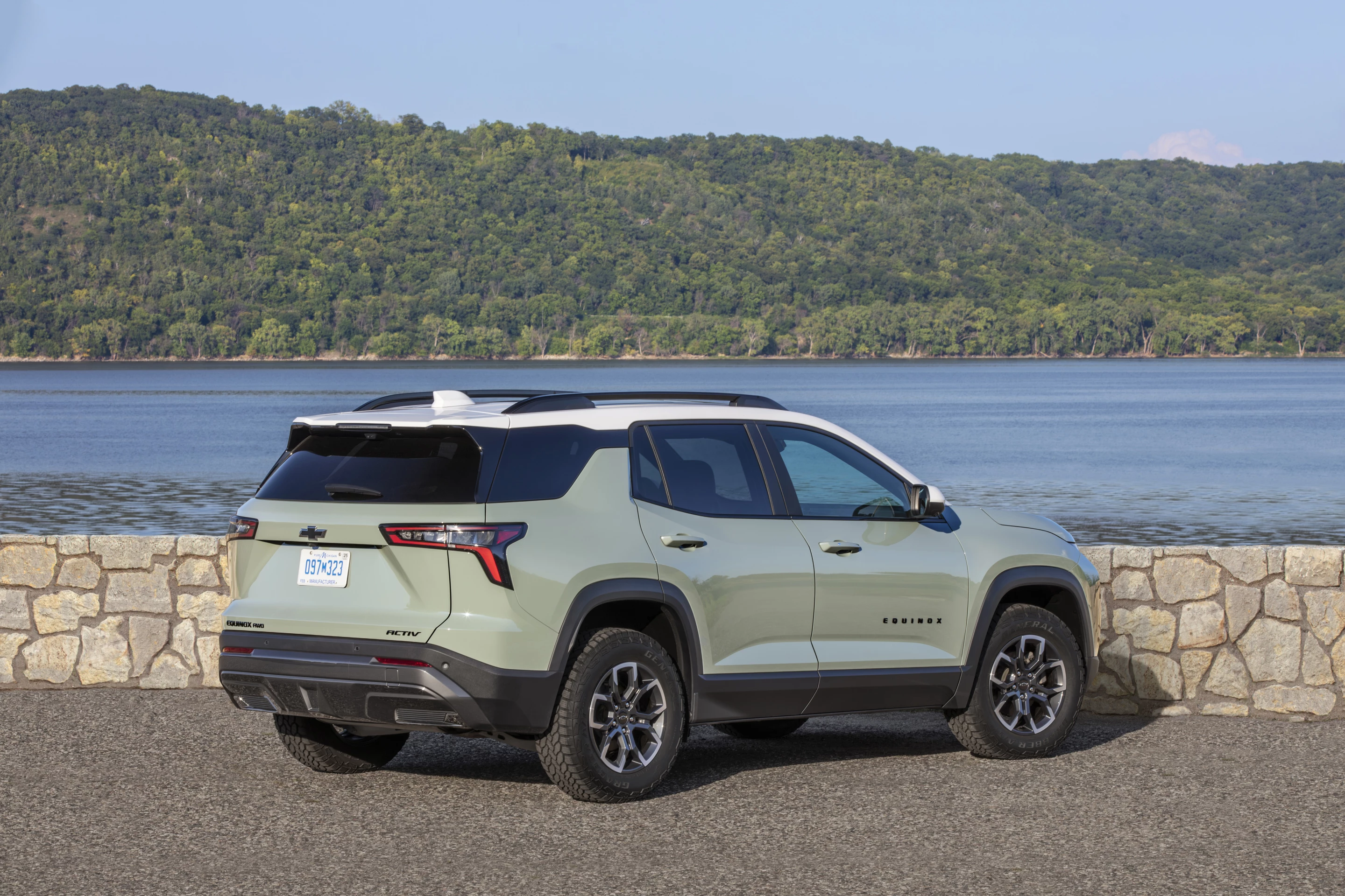 The rugged new look of the 2025 Chevrolet Equinox gasoline model meets today's styling expectations