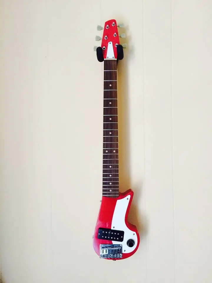 The Flux mini has its own signal output and can be played independently of the main body