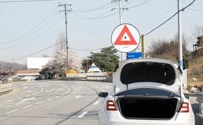 The S.Light also comes with a daylight reflective warning triangle