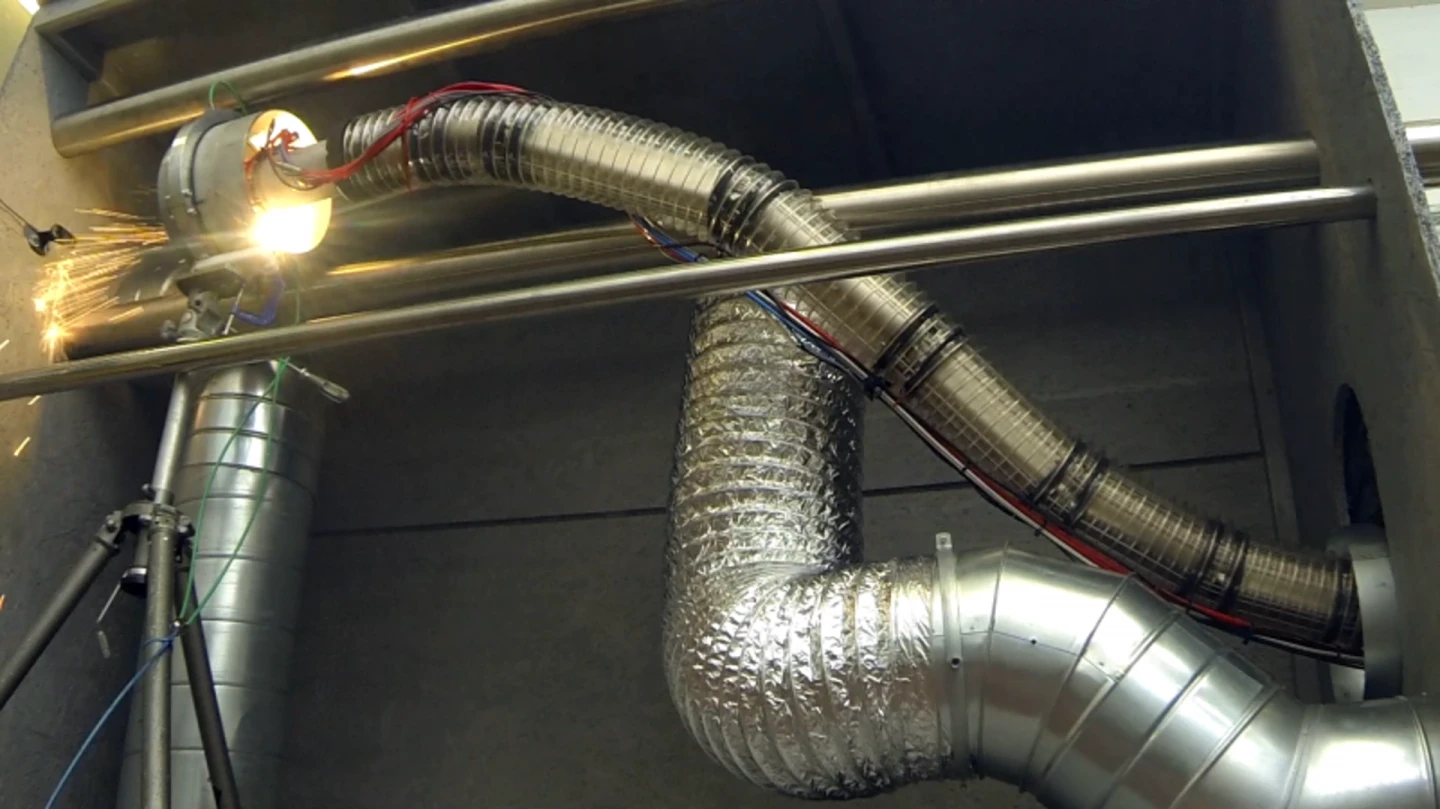 LaserPipe uses a head-following navigation system