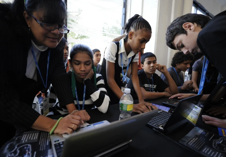 Students sign up for the DASH contest