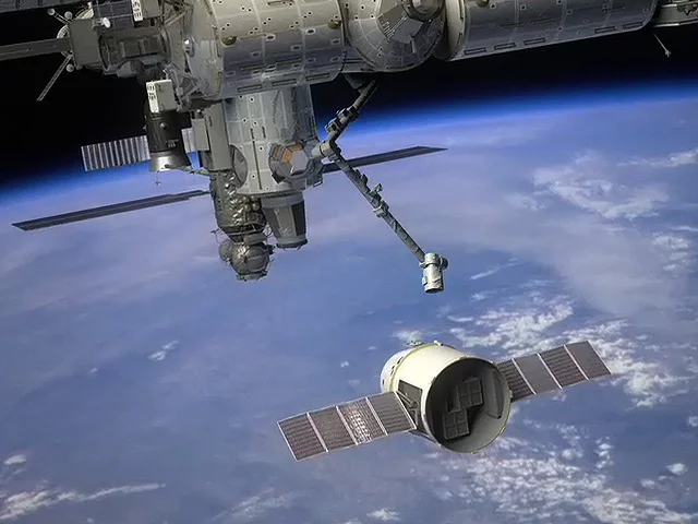 Dragon spacecraft docking with the ISS (Image: SpaceX)