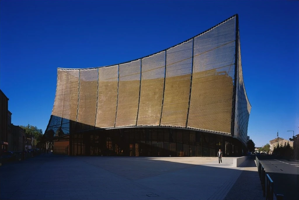 The huge curved copper-colored metallic mesh façade of the Grand Théâtre d'Albi (Photo: Georges Fessy / DPA / Adagp.)