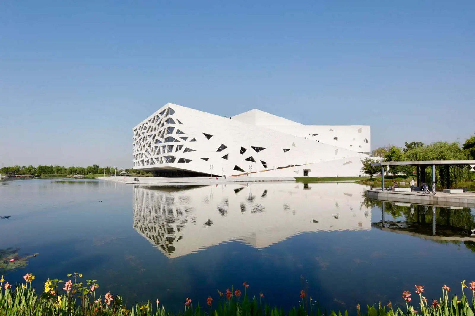 The Hangzhou Yuhang Opera's facade consists of glazing and concrete panels