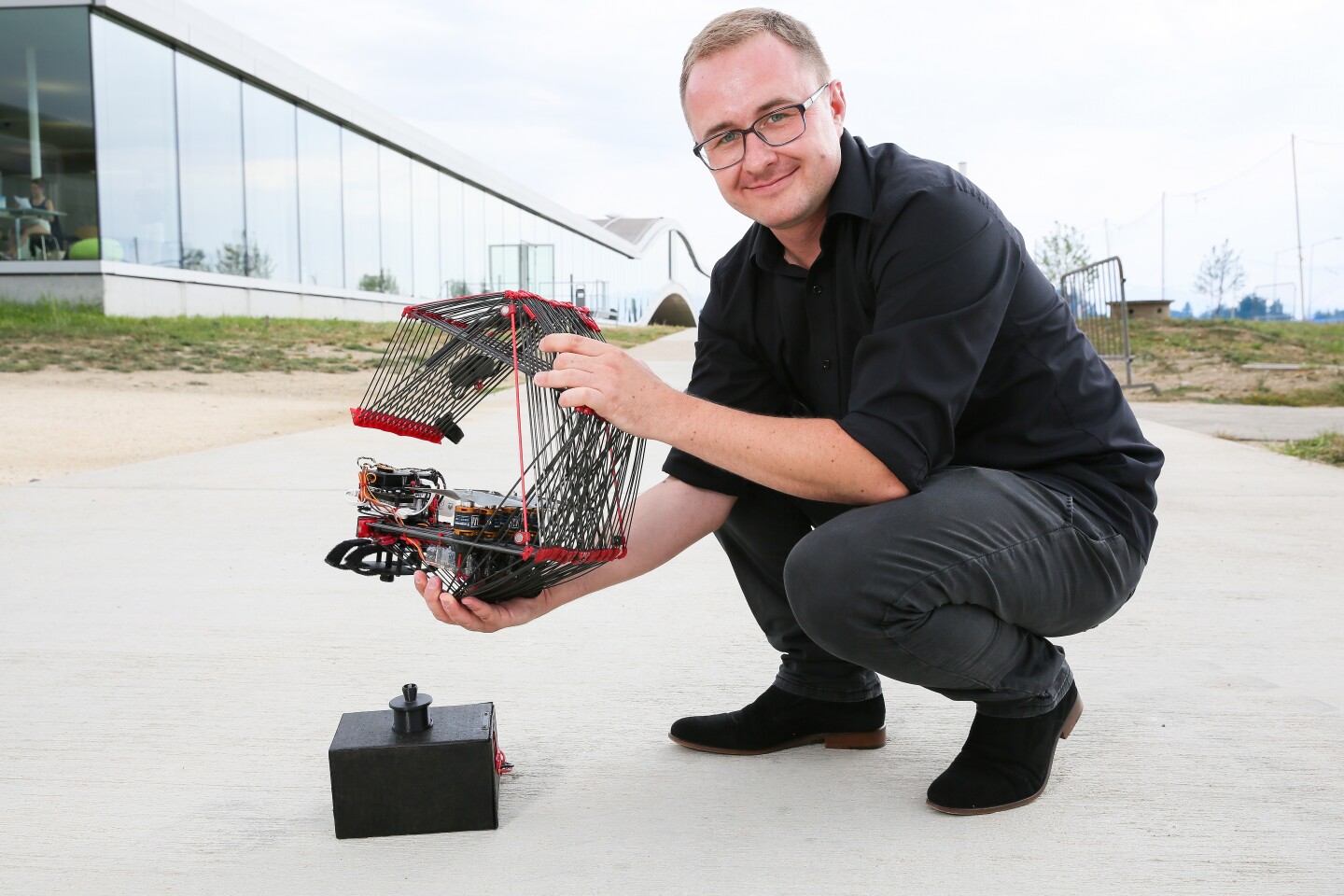 The EPFL drone folds, reducing the volume by 92 percent