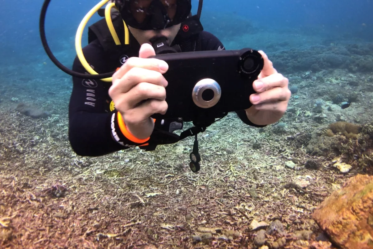 The Diveroid mini (the silver disc) is compatible with several types of smartphone housings