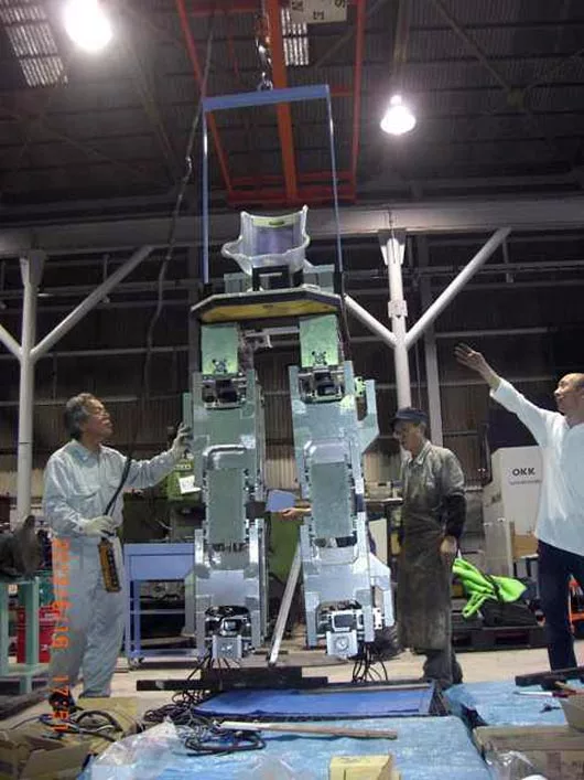 Moving Hajime Sakamoto's 4 meter tall robot is a delicate task