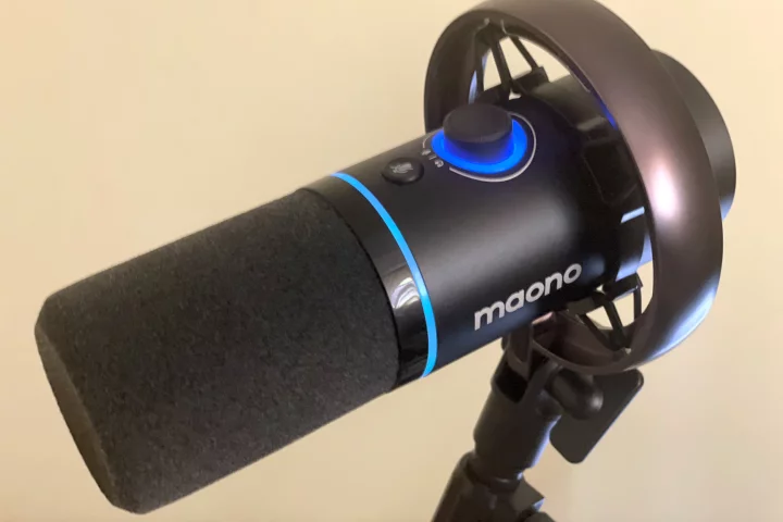 The microphone has a simple LED light system to signal its modes and battery life