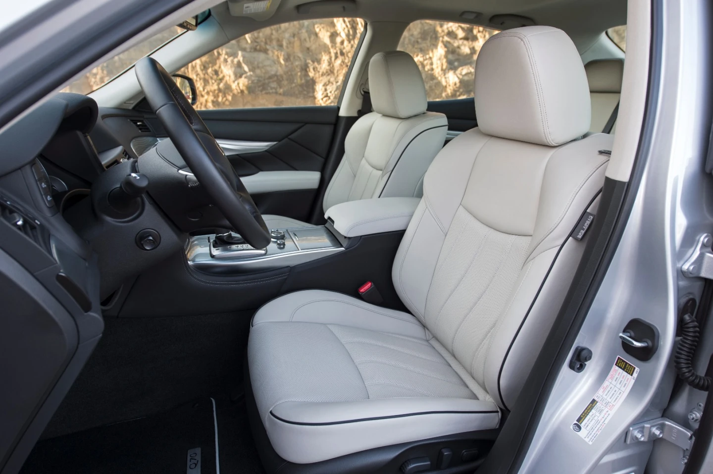Inside, the 2017 Q70 continues with the sleek look that it has on the outside