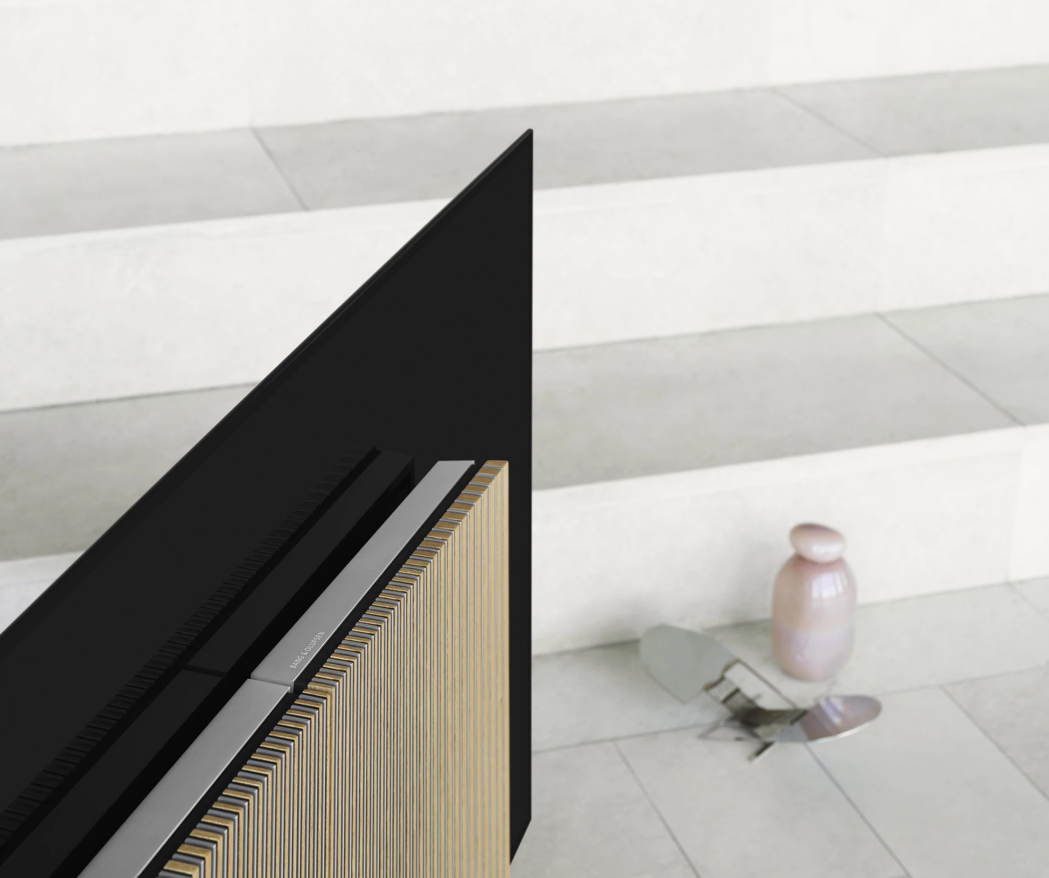 panelThe LG OLED screen is just 8 mm thick