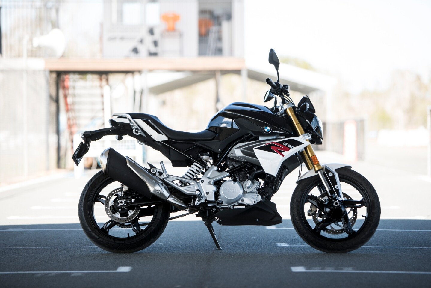 BMW G310R: 158.5 kg wet and ready to roll