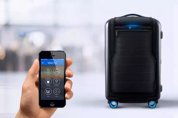 Most of the Bluesmart's functions are controlled through a smartphone app on an iPhone or Android smartphone (Photo: Bluesmart)