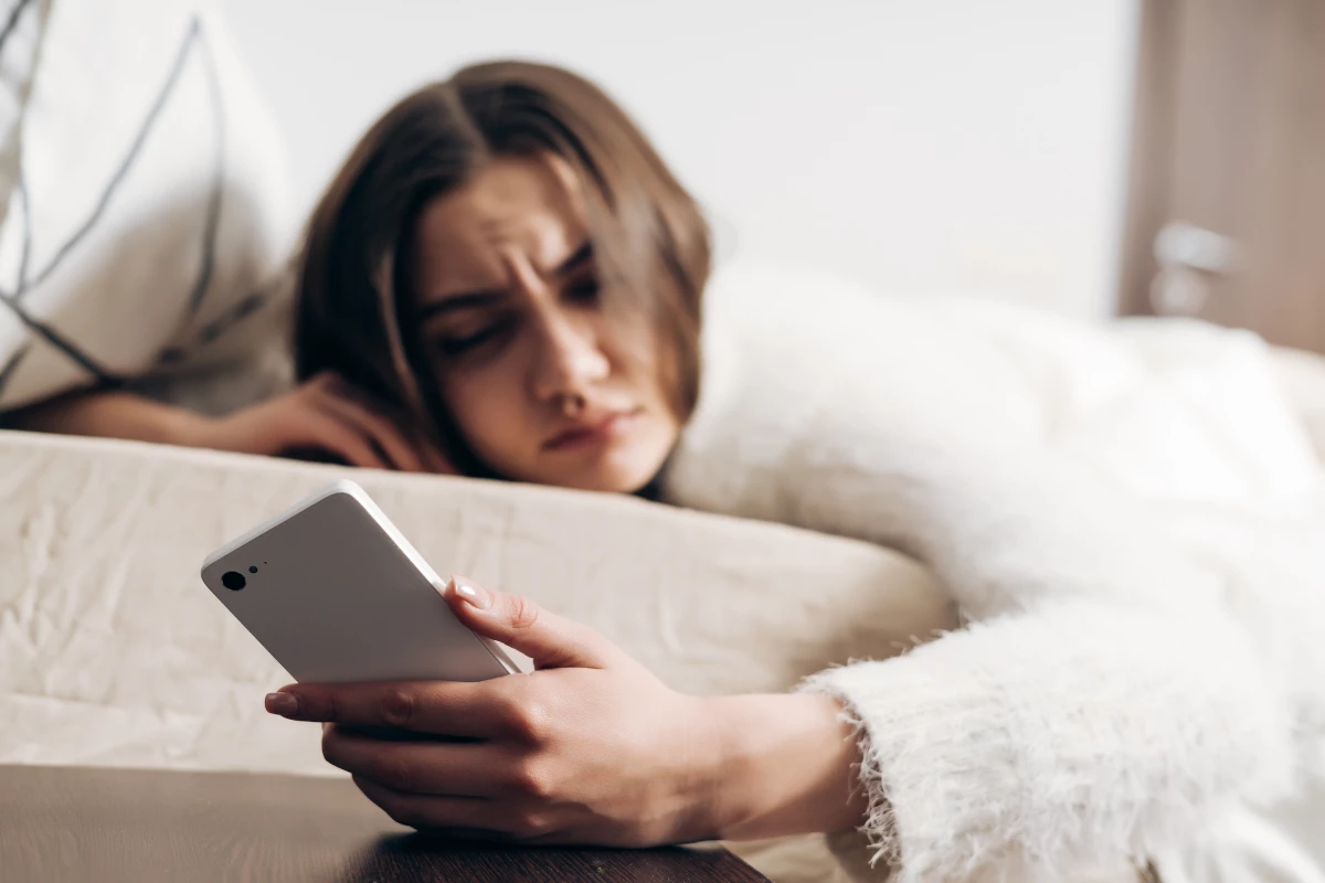 Recent research suggests that harsh alarm tones such as beeping may result in more grogginess than "nicer" tones such as soft music