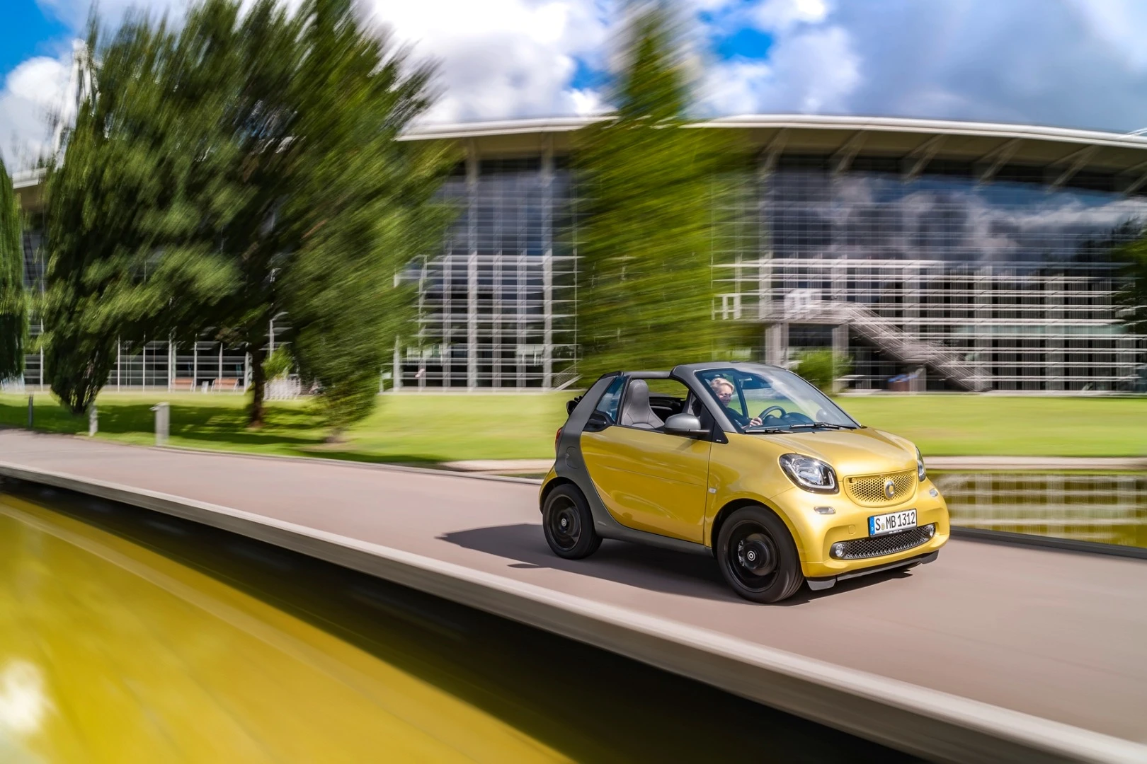 The 52-kW (71-hp) engine Fortwo Cabrio has a top speed of 151 km/h (94 mph) and accelerates from 0-100 mph (0-62 mph) in 14.9 seconds