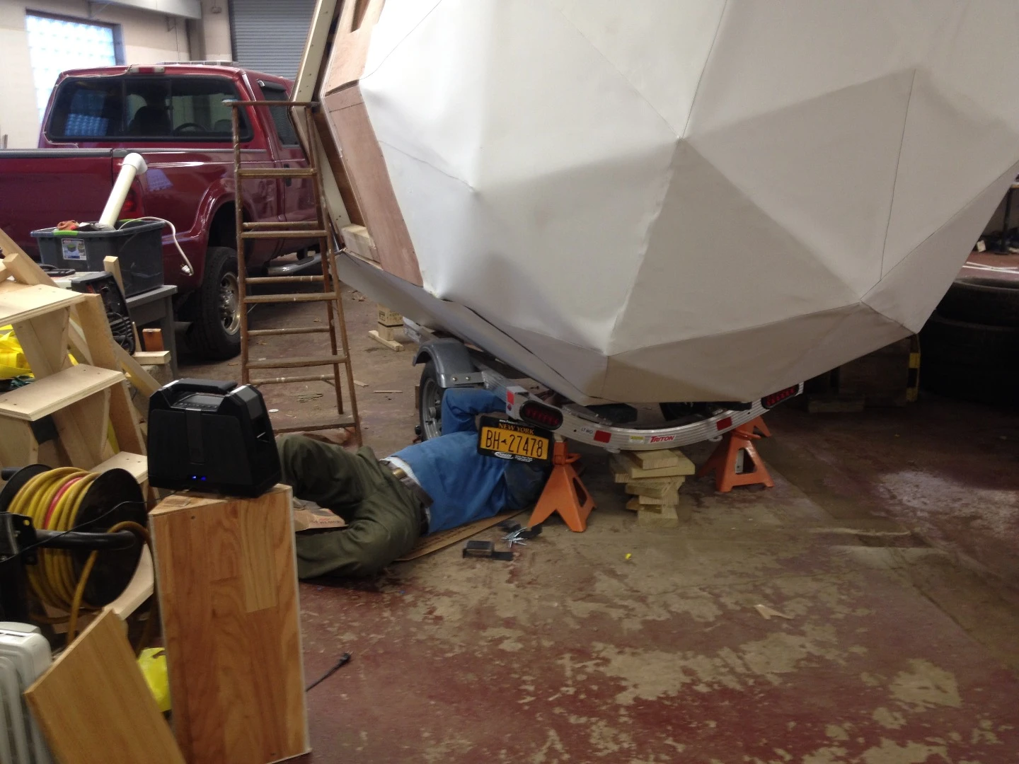 Once it was built, Weekes hit the road for four months, towing the Life Pod on an 800 mile (1,287 km) journey and refining the design with what he learned