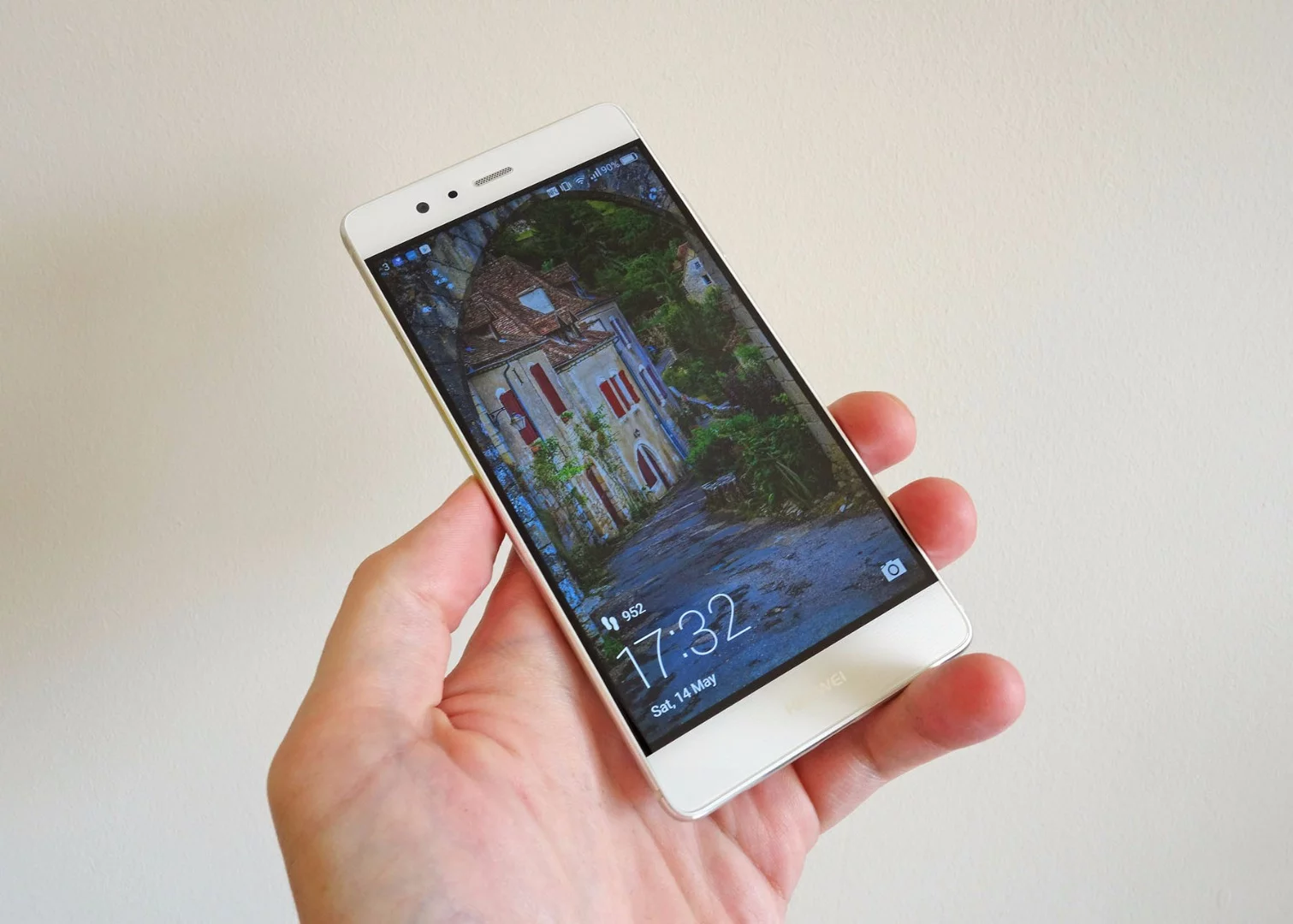 The provided lock screen wallpapers really show off the phone's 1080p IPS LCD screen well