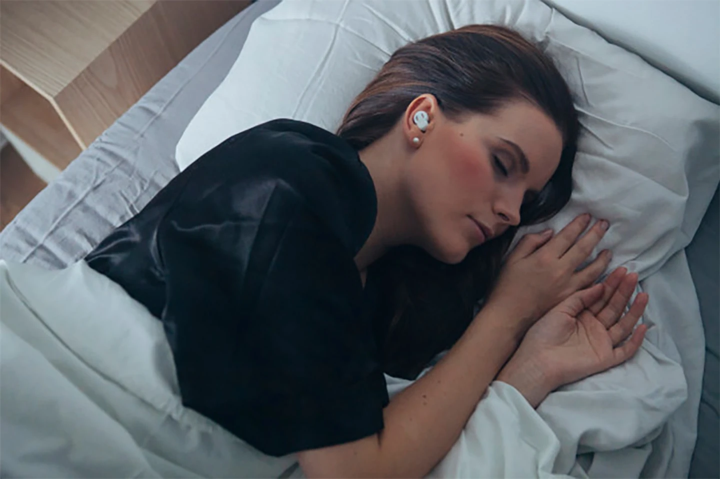 A product model sleeping with the QuietOn earplugs