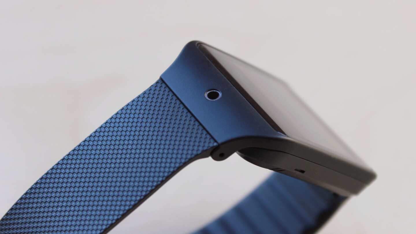 The Neo has an infrared (IR) blaster, so you can use it as a remote control (Photo: Will Shanklin/Gizmag.com)