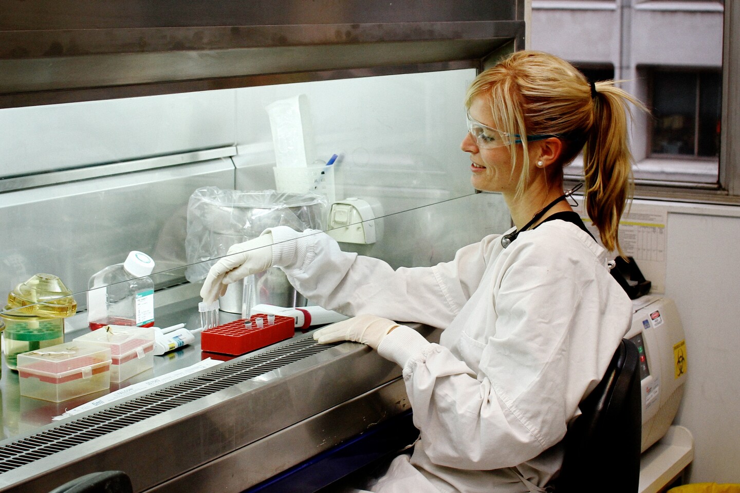 Marit Kramski preparing human cells for testing in the lab (Photo: Fresh Science)