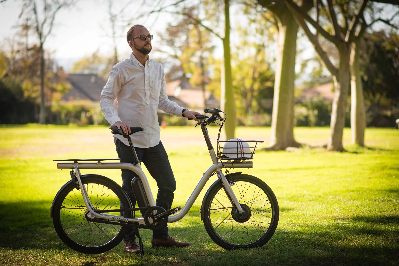 The Capacita cargo e-bike features a step through aluminum alloy frame with integrated front and rear lighting
