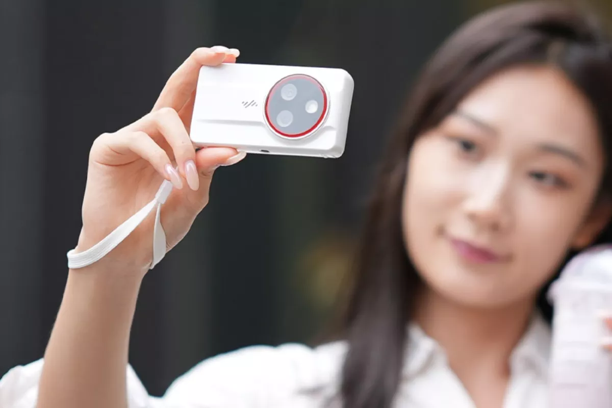The PocketTrio’s pure-white, Y2K-inspired styling is pitched as both an everyday shooter and a fashion accessory