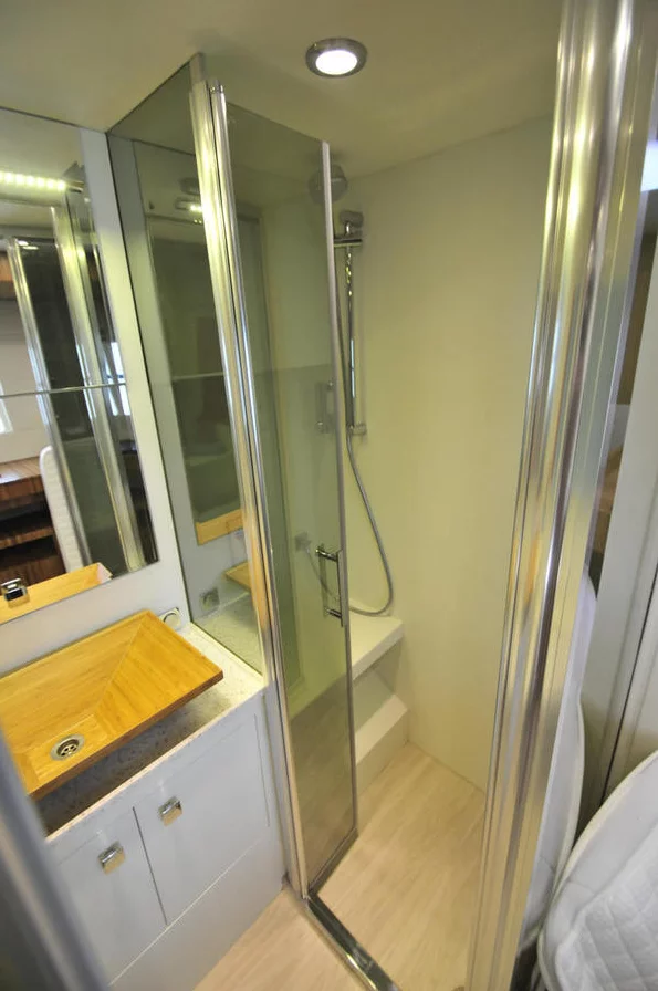 Solarwave 64 guest cabin shower