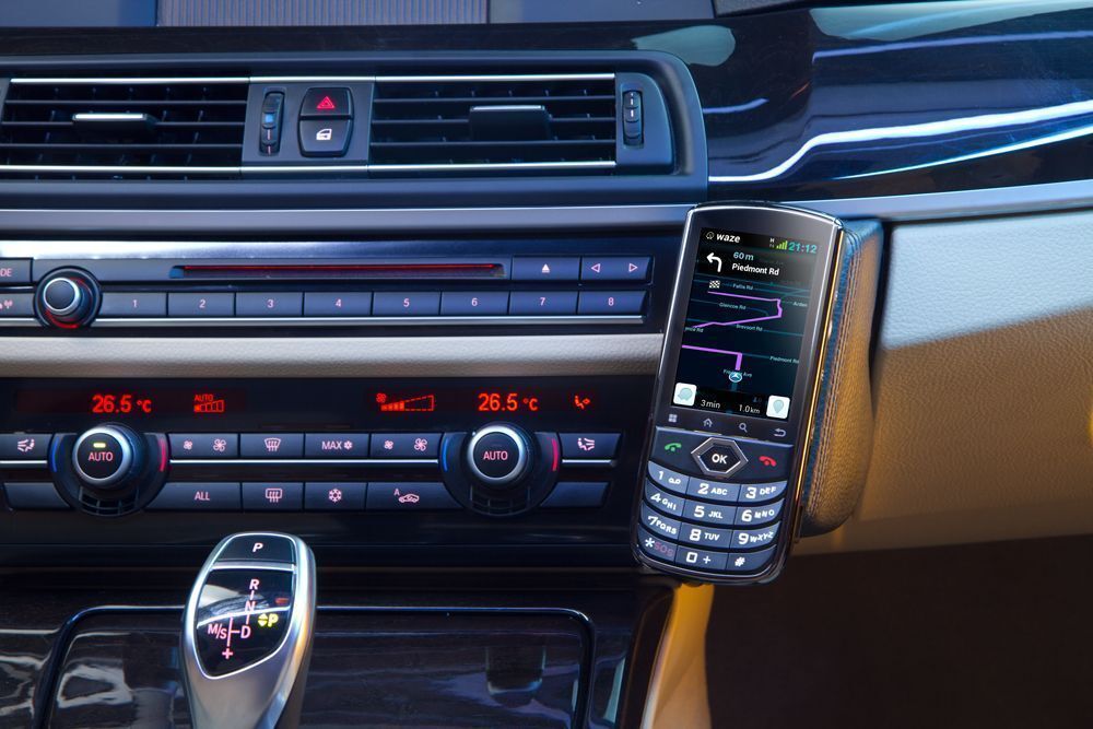 Using an existing phone number by way of a twin-SIM card, the VOYAGER can be easily installed in any car