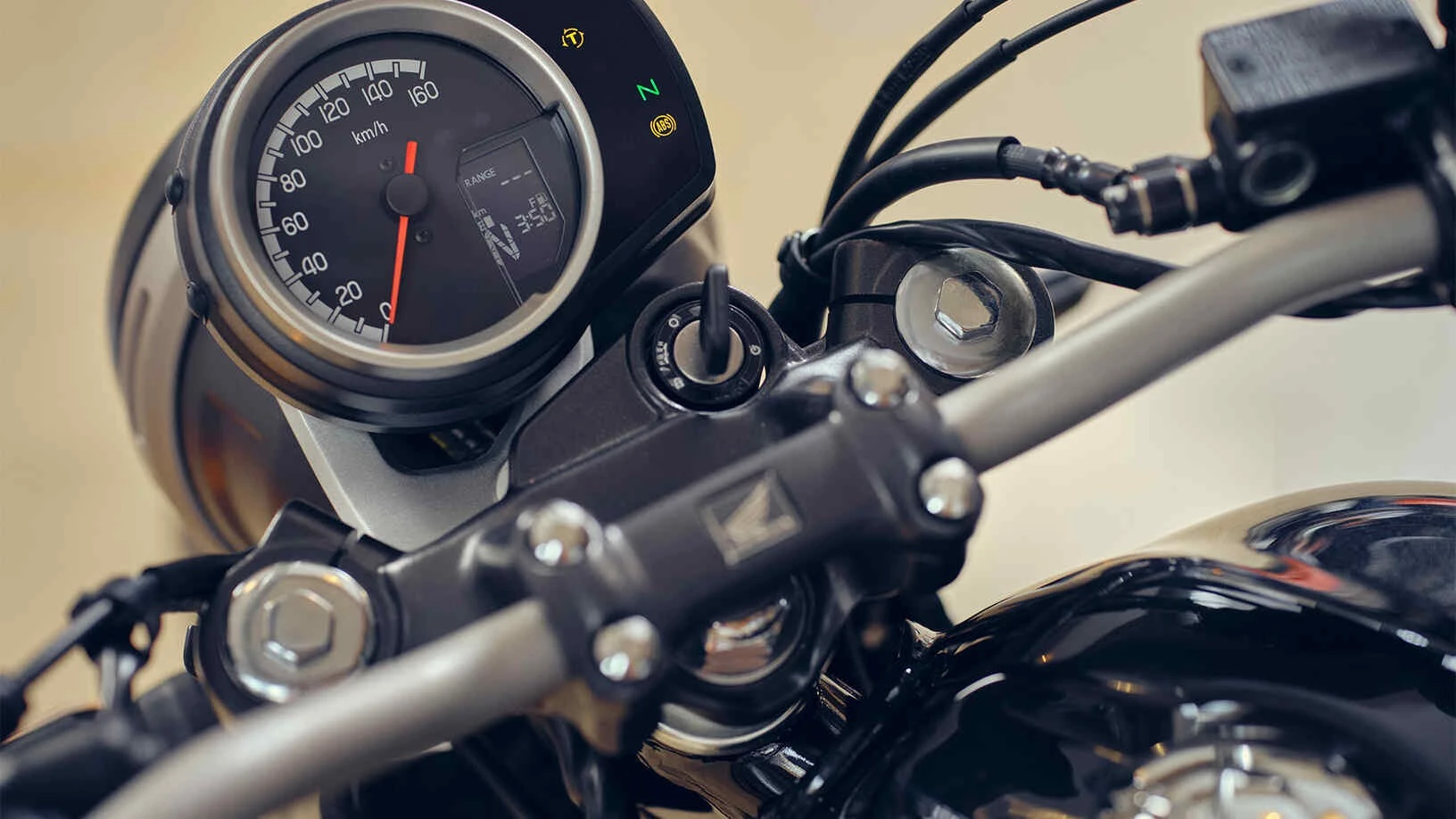 The CB350 Special Edition continues to get Honda's Smartphone Voice Control System and a semi-digital instrument console