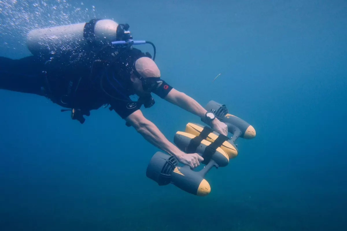 The MagicJet from Aquarobotman features a modular design, so two can be strapped together