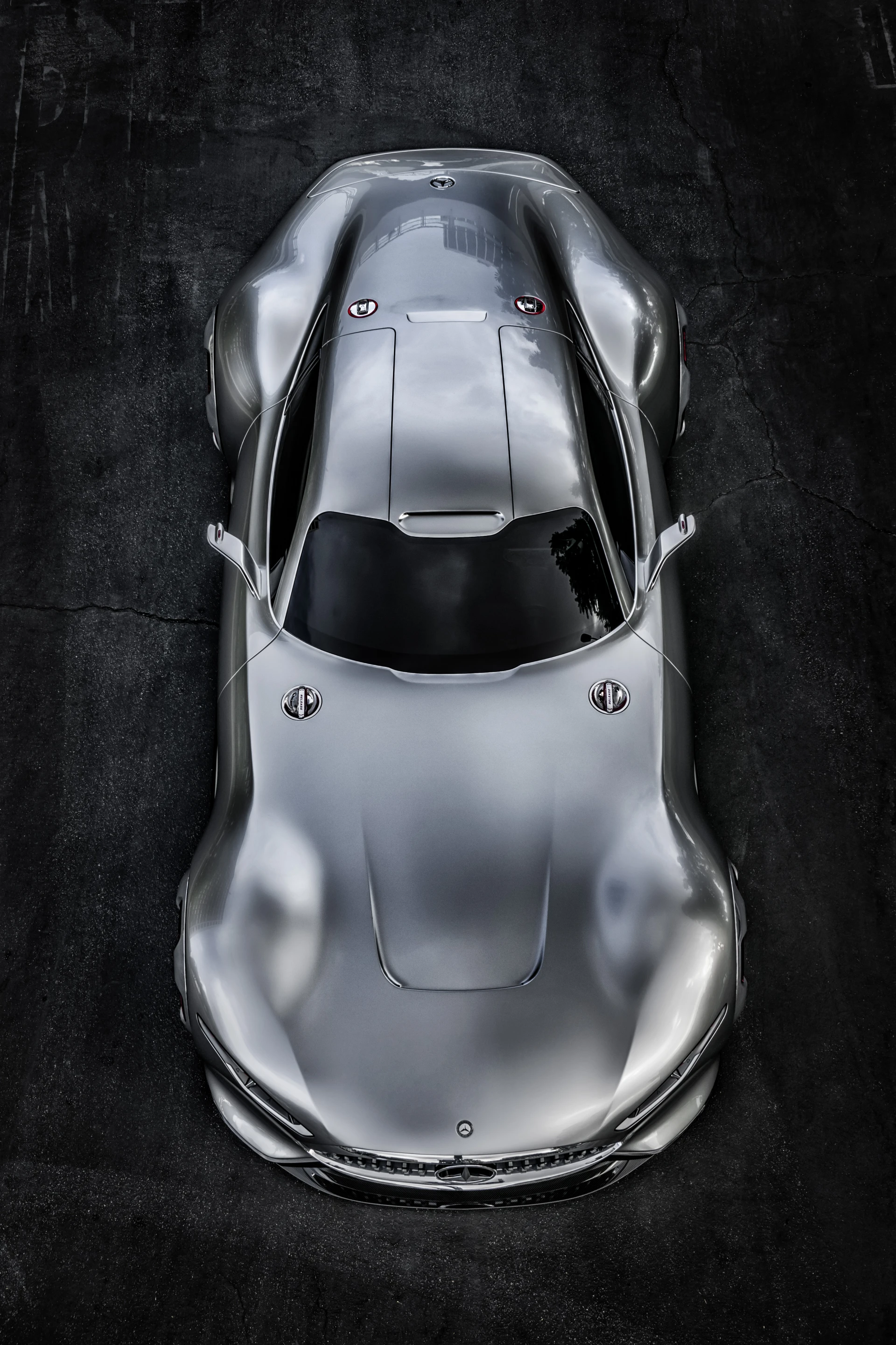 Vision GT, weighing only 1385 kg (3053 lb), is virtually outfitted with a twin-turbocharged AMG V8 capable of 585 hp and 800 Nm (590 lb.ft) of torque