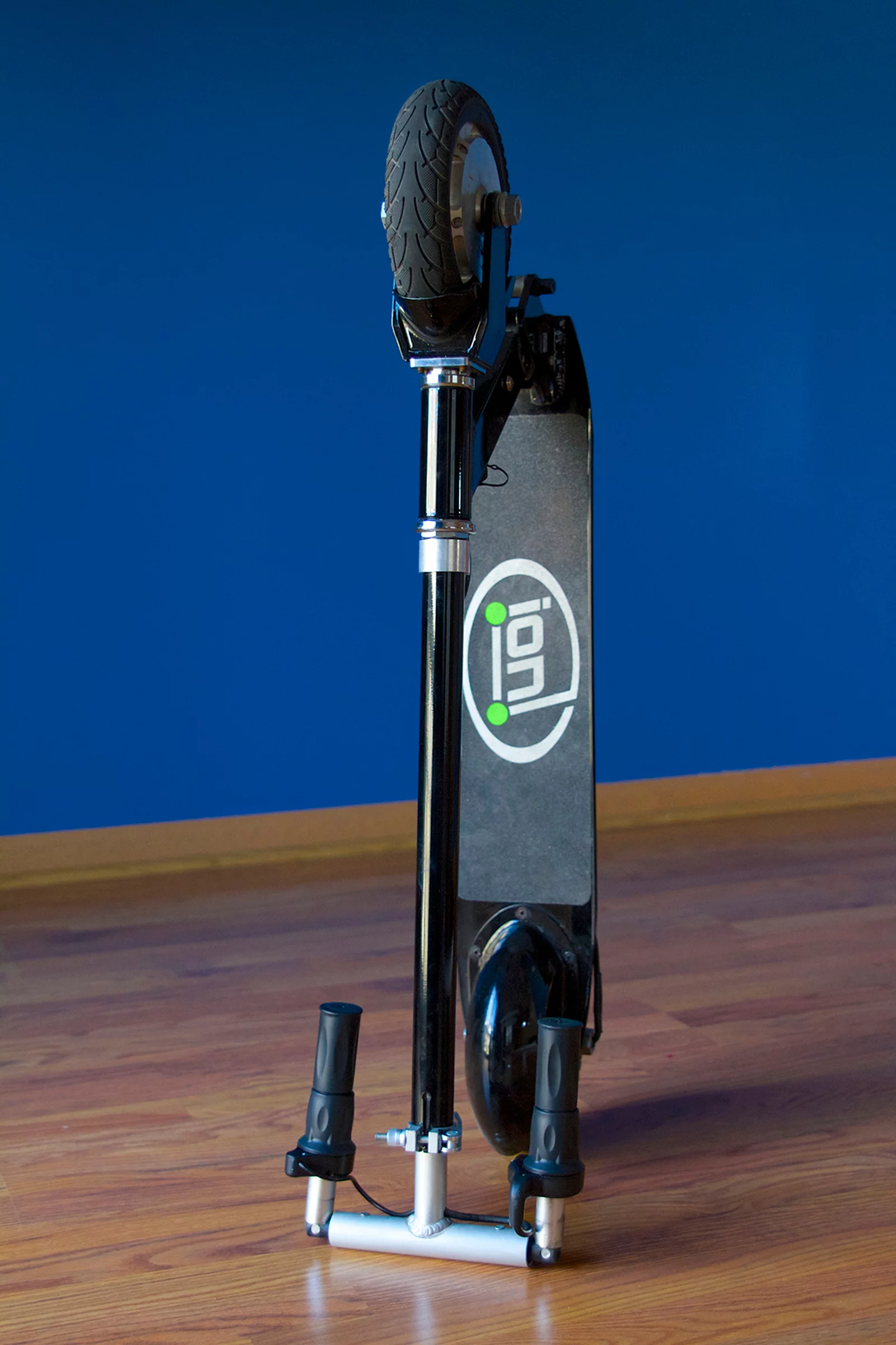 The handlebar also doubles as a stand to hold the SmartScooter upright when stored