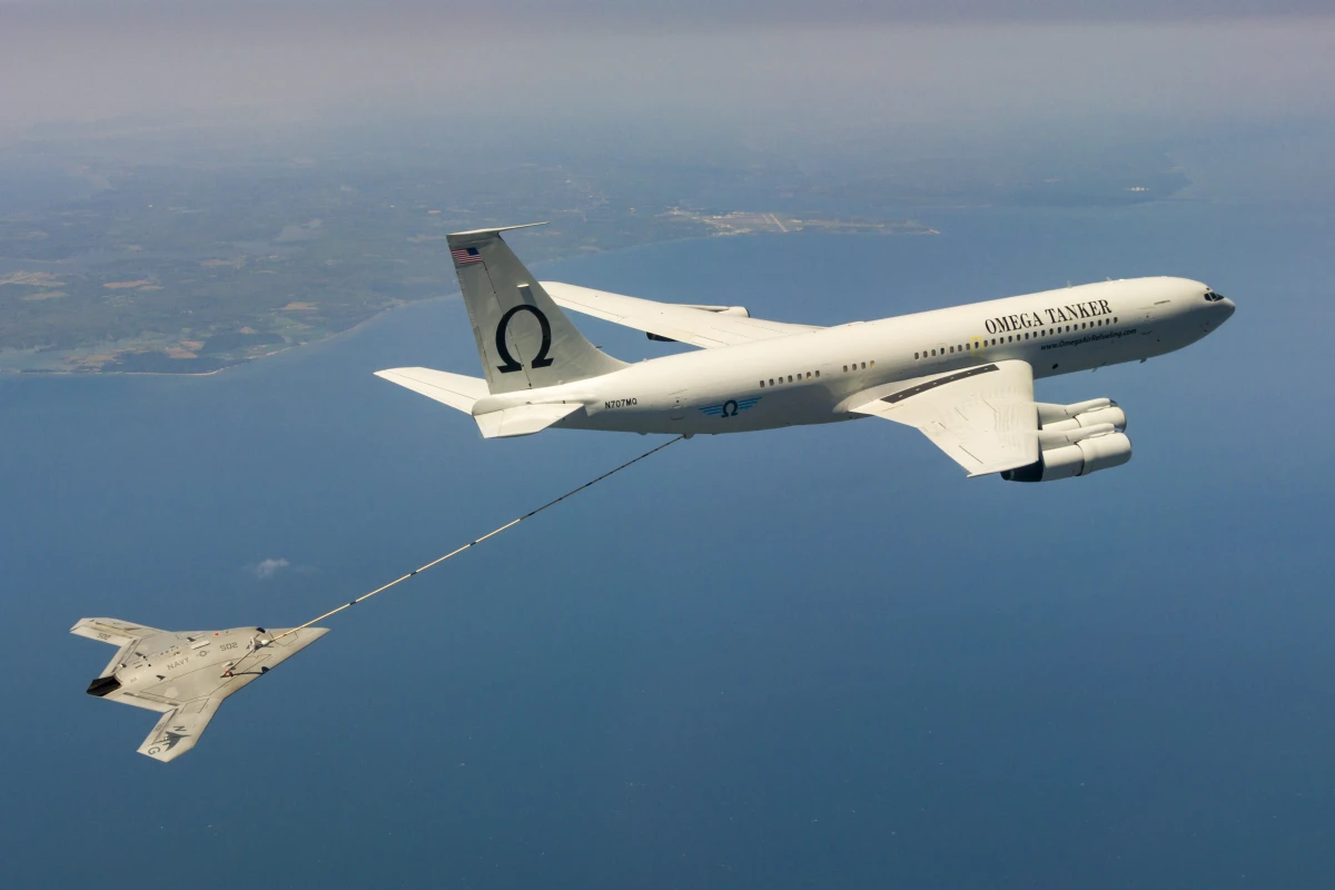 The X-47B receives fuel from an Omega K-707 tanker April 22 while operating over the Chesapeake Bay (Photo: US Navy)