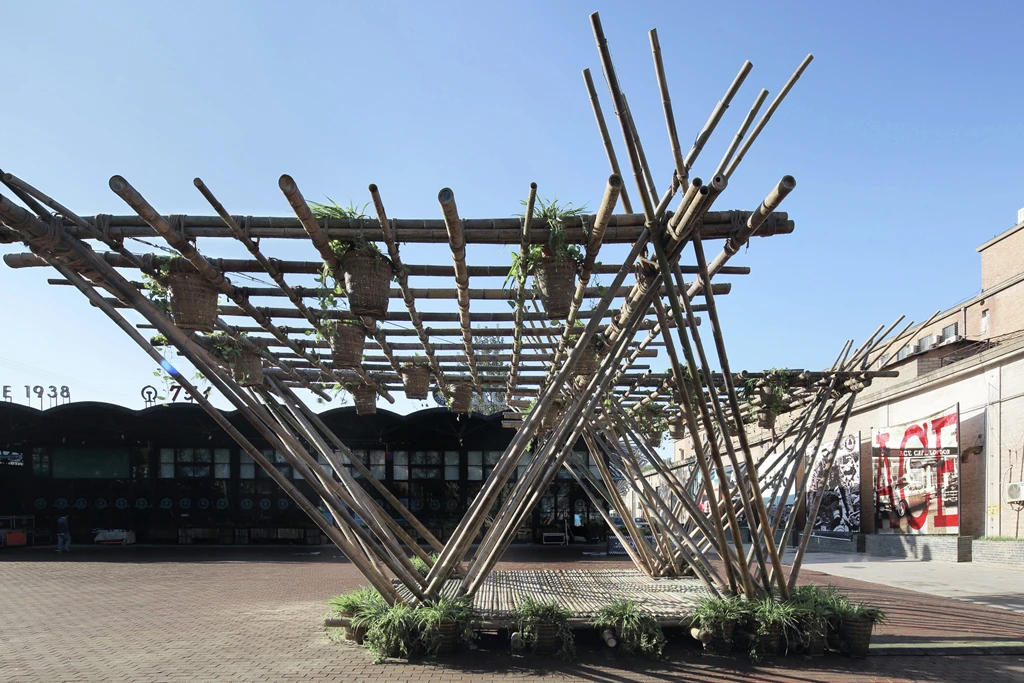 The structure was secured using ropes, ensuring it can be relatively easily dismantled and recycled