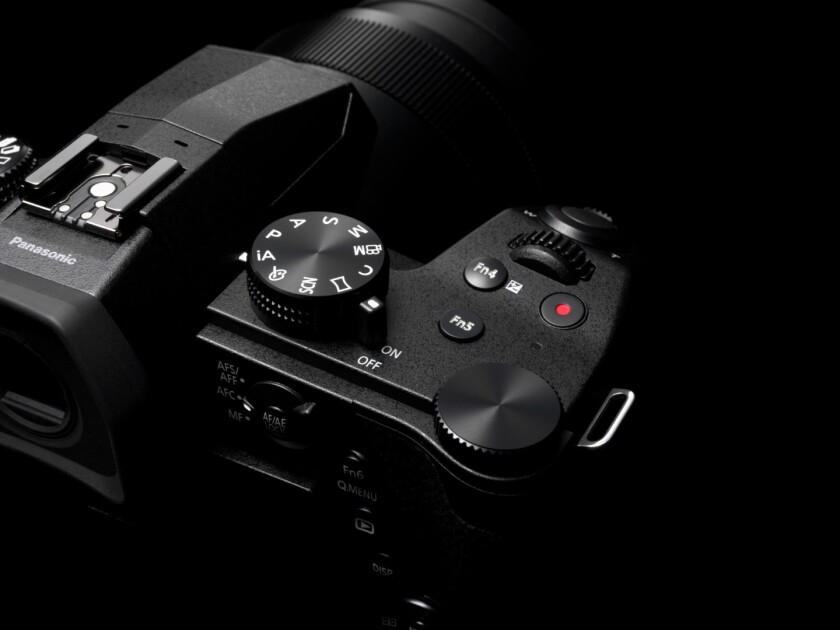 The Lumix FZ1000 II features a 20.1 megapixel, 1 inch CMOS sensor and a 16x optical Leica zoom lens