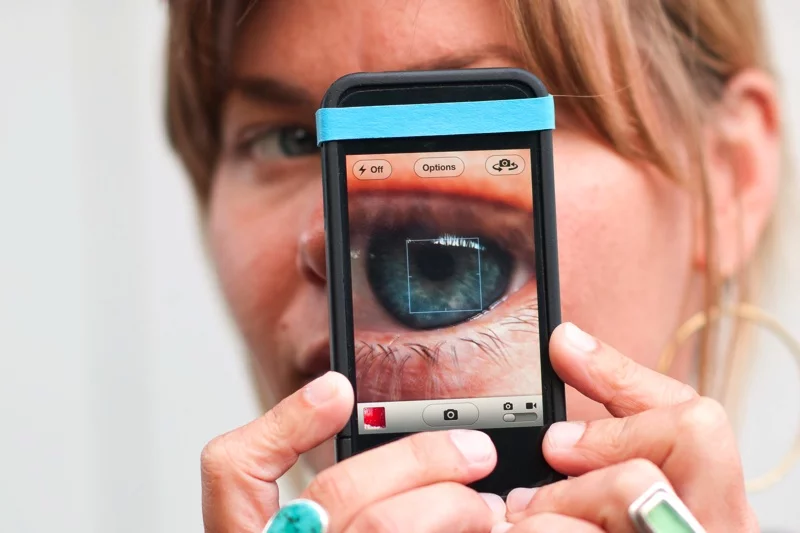 The Macro Cell Lens Band captures detailed macro images