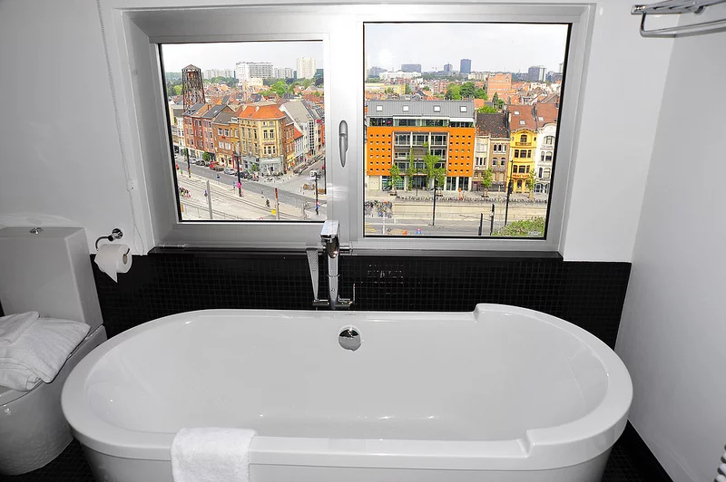 If they don't mind giving up some of their space for a giant national landmark, guests will be treated to one of the best views in the city as well as typical hotel room amenities