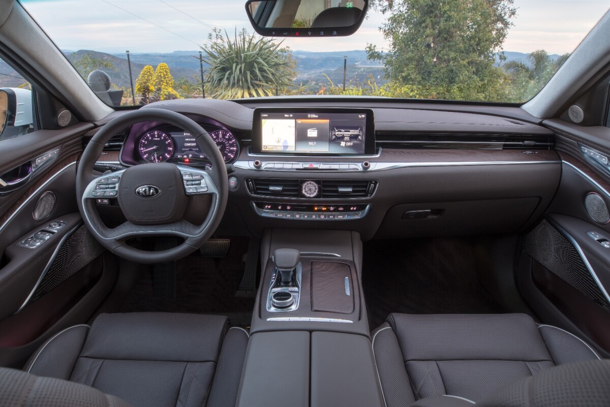 Technology in the new 2019 Kia K900 is also a focal point and Kia’s designers worked hard to blend it with the more traditional elements within the cabin