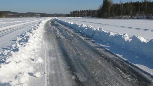 Roads covered in ice can be difficult and dangerous to drive on (Photo: Becca8383 via Wikipedia Commons)