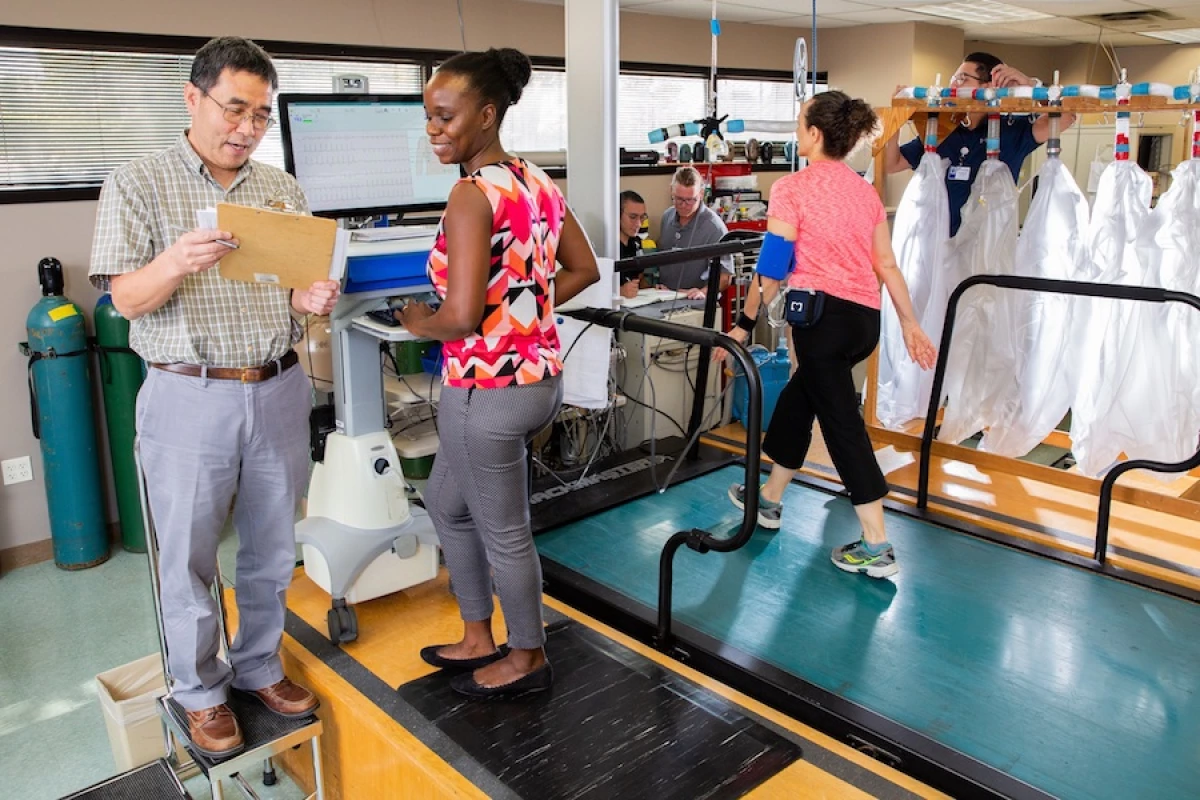 Rong Zhang (left) leading a UT Southwestern study revealing regular aerobic exercise can slow brain degeneration in the hippocampus, linked to Alzheimer's disease
