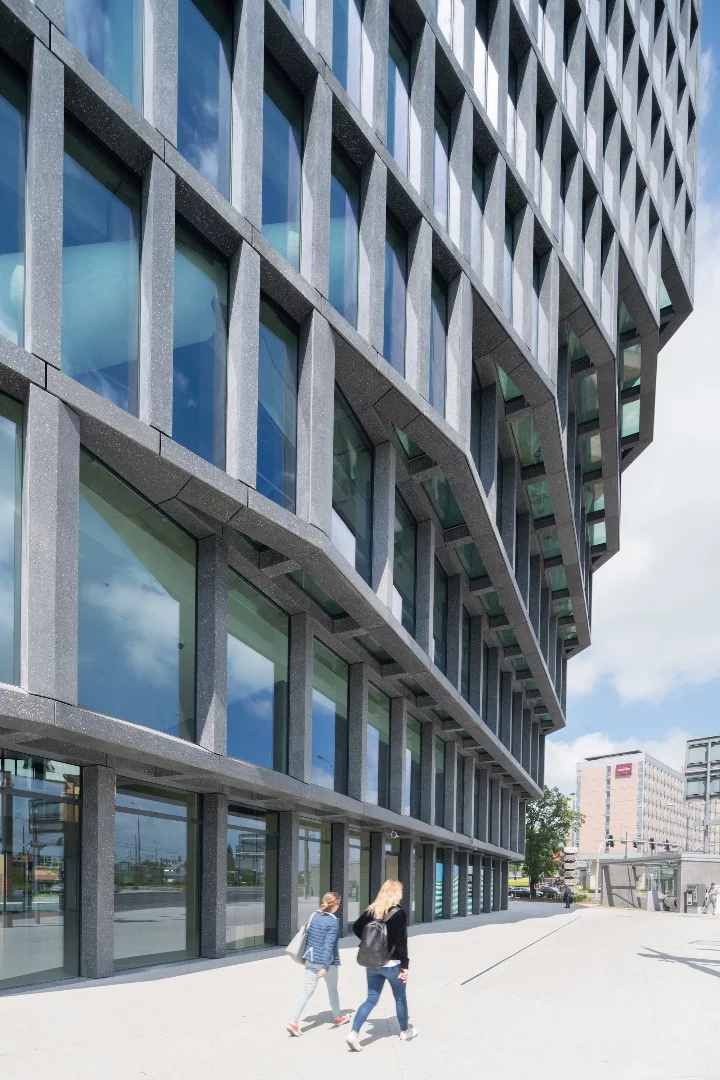 Bałtyk's facade is made up of floor-to-ceiling glass, with vertical louvers of glass fibre concrete mitigating the sun's impact