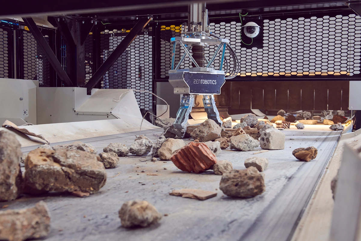 The Heavy Picker 4.0, which can sort items weighing up to 40 kg (88 lb) each at a rate of 2,300 picks per hour