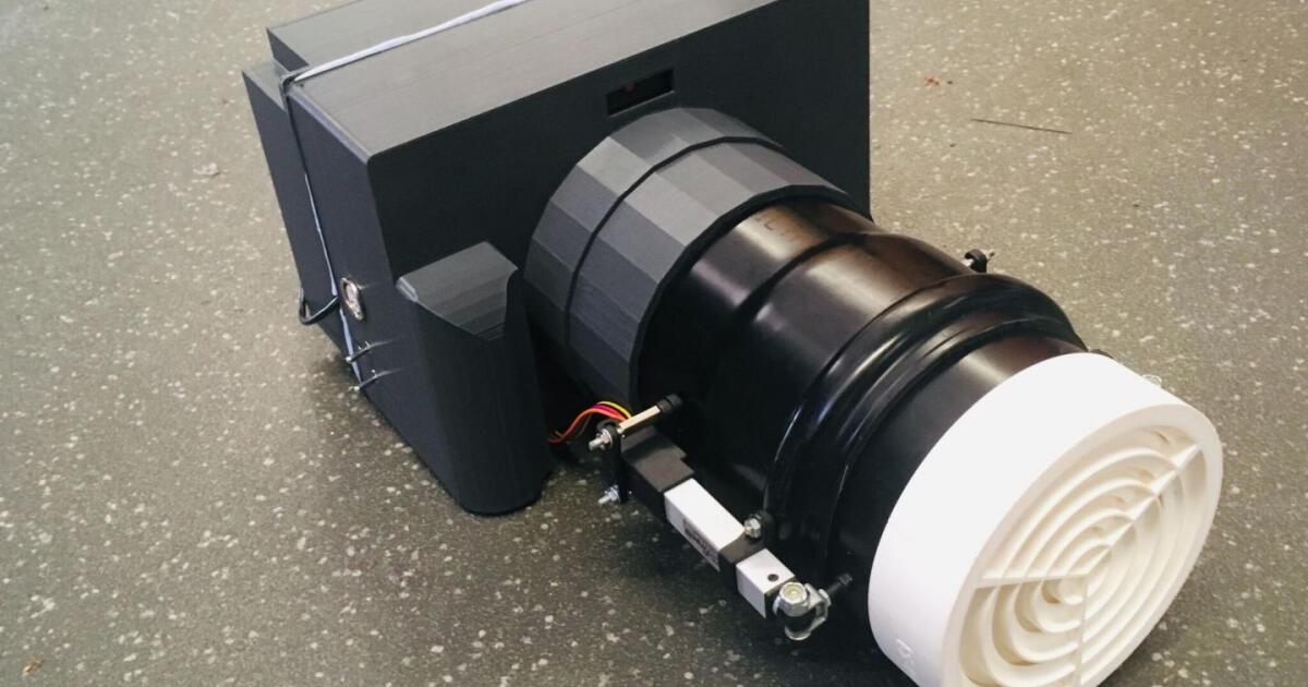 Inexpensive acoustic projector delivers sound to moving targets