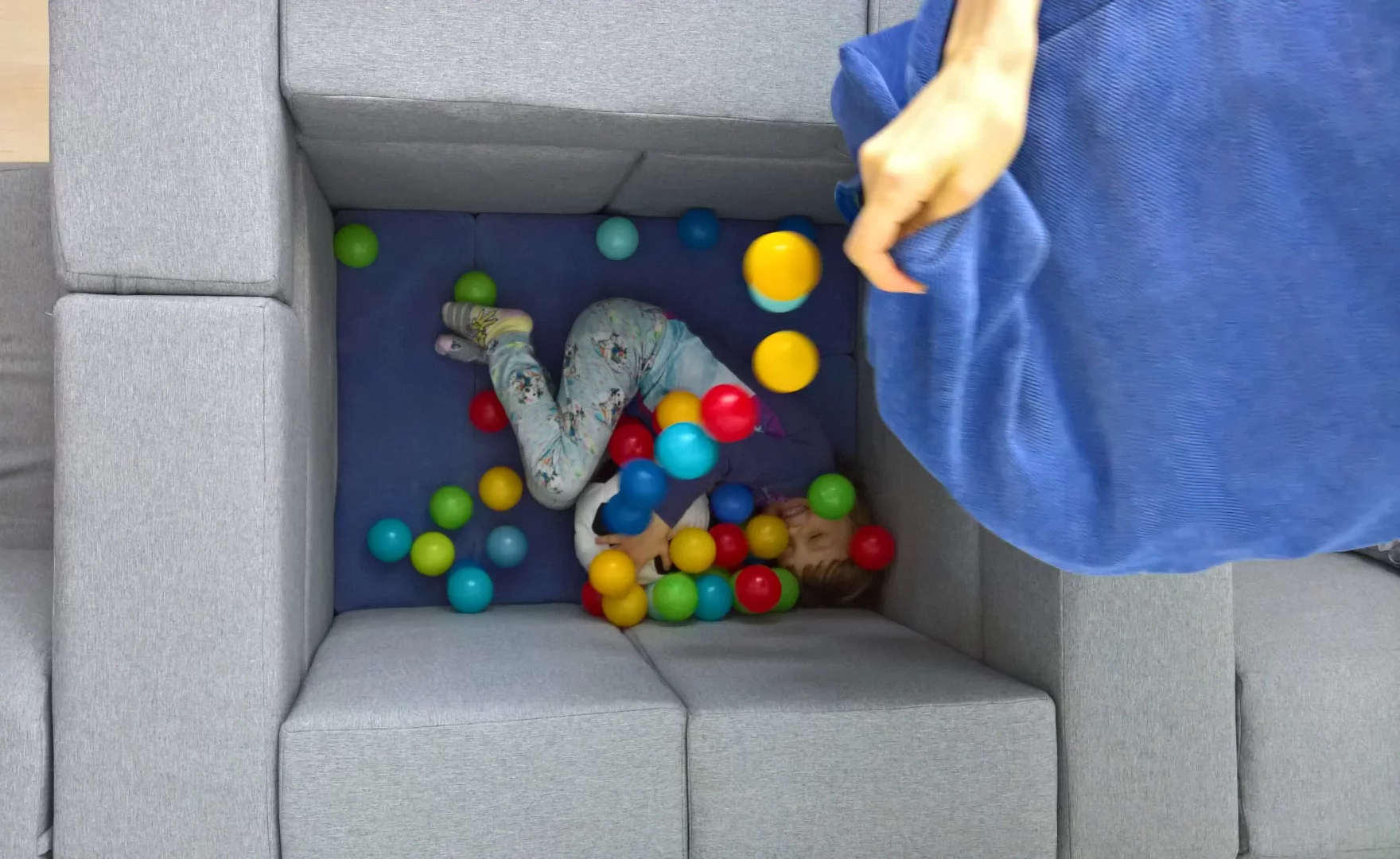 The small parts mean the sofa is lightweight and easy to move around, especially for kids