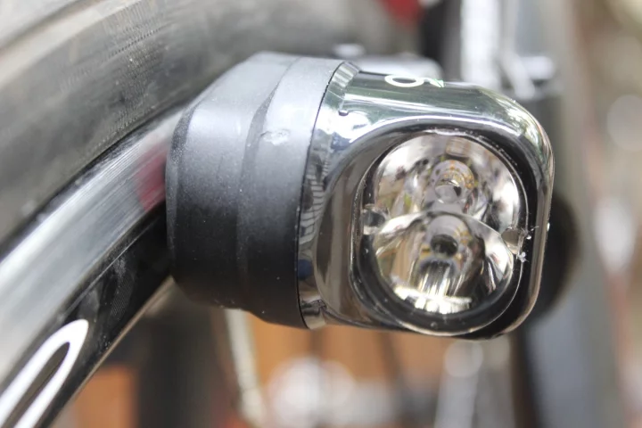 The Magnic Light headlight, very near but not quite touching the rim