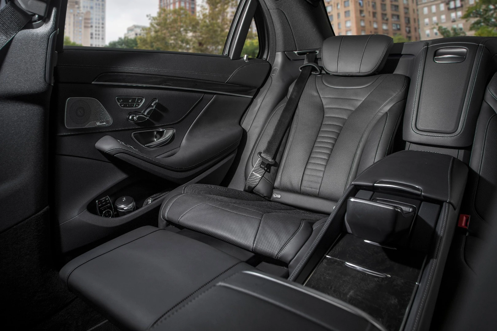 Airline-style flip-out service trays, wireless charging, and rear seat entertainment control are also in that Executive package for the back seats of the 2018 S450
