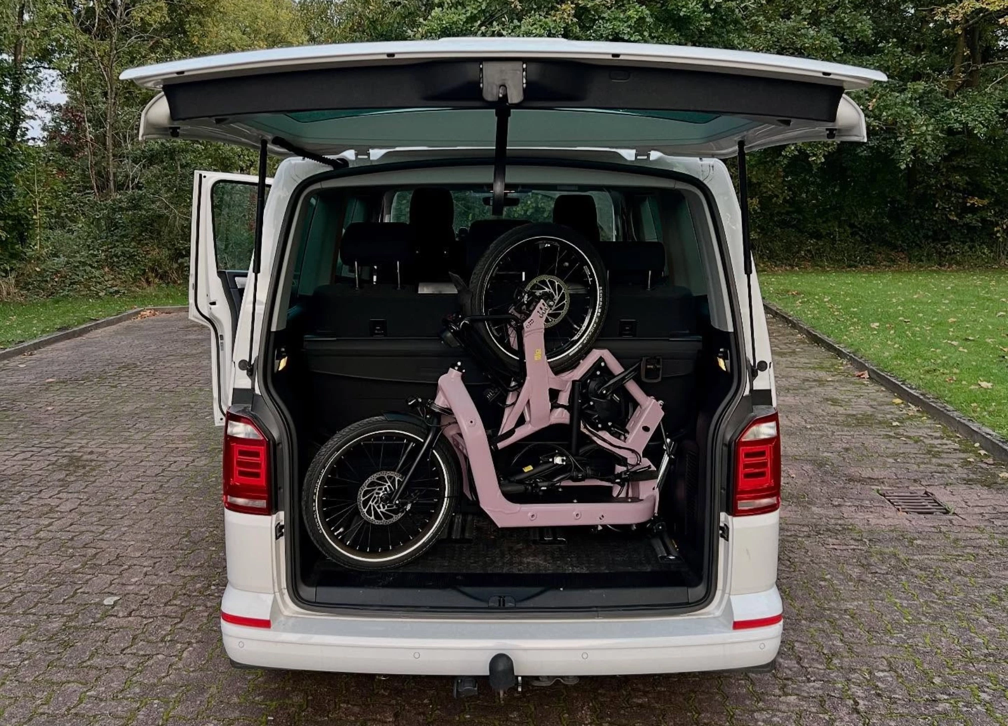 A Long John in the back of the people mover? It's possible with the E-Fold cargo e-bike