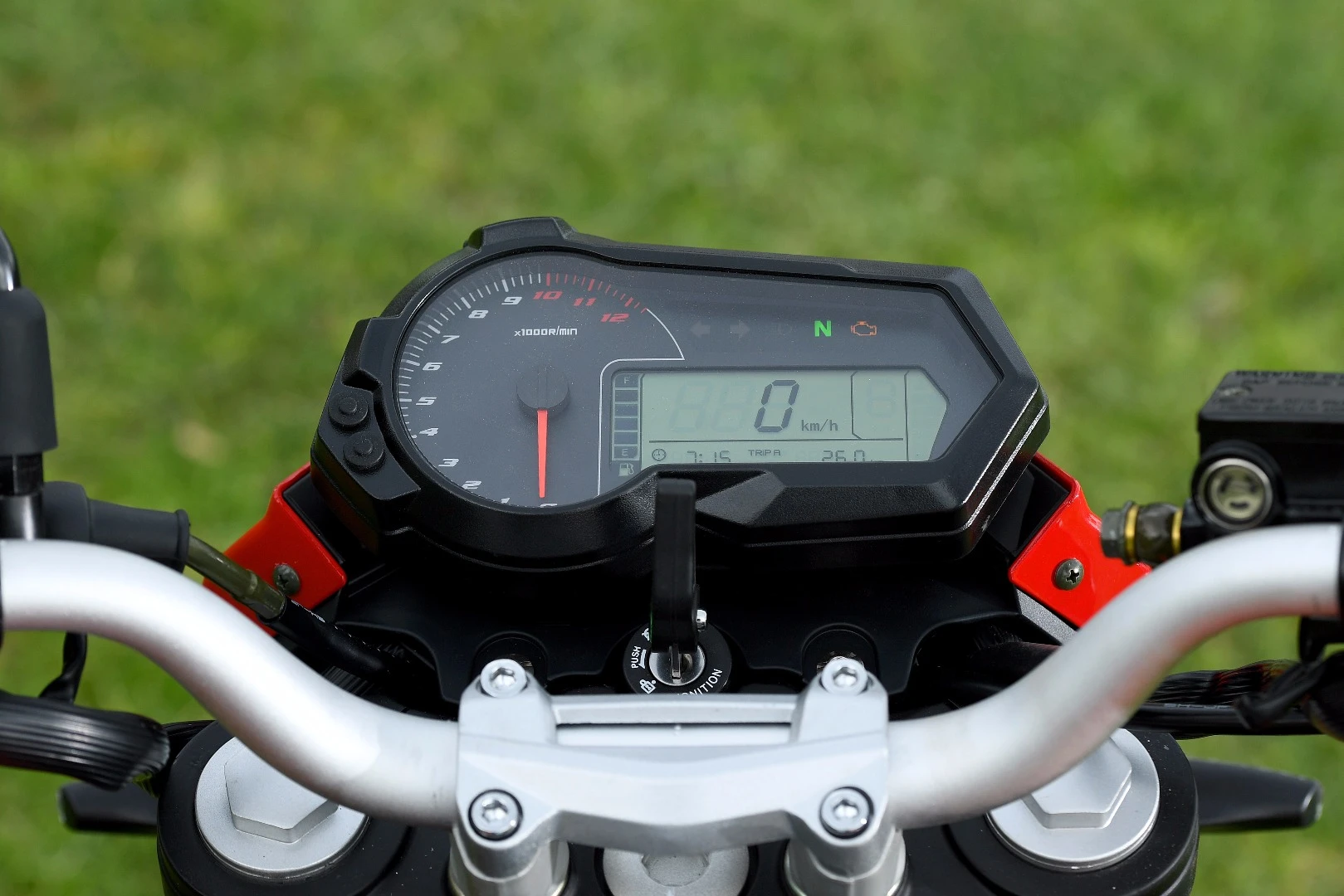 Benelli TnT125: digital dash with analogue tacho